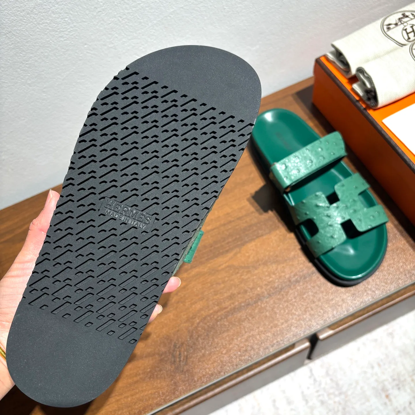 👟👟Ex-factory price 520👟👟 Men's size +10 Brand💗: HERMES Number💗: H8018-210199 Color💗: Ostrich pattern new color system Size 💗: 35 to 40 38-45 Upper material: imported calfskin Outsole material: Tpu anti-slip and wear-resistant outsole 🆕🆕🆕HERMES 2025 latest color matching, original purchased and dismantled, imported custom fabrics. All colors have been adjusted N times, striving to be zero different from the original! The top version for women 💰 Erjie's shoes that have become extremely popular recently - chypre sandals, which are comfortable for all ages and are cute and cute. Paired with various colored socks, it’s so trendy